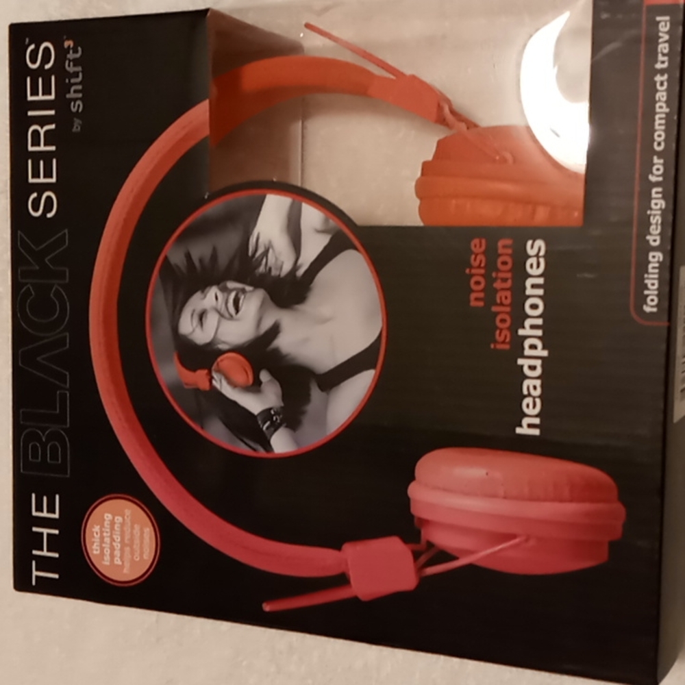 Noise isolating headphones